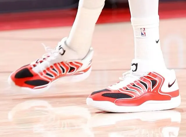 开云体育-独木难支！杜兰特穿着长岛路德高中配色KD18，空砍31分5抢断